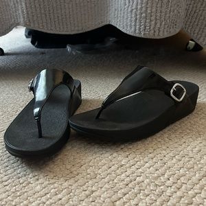 FitFlop Black Platform/Wedge Patent Leather Strap Slip-On Sandals, Size 8